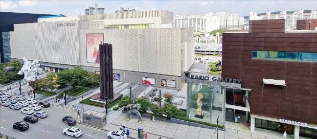 신세계 아라리오점 조각광장.