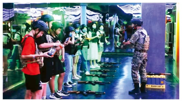 스마일게이트가 인기 게임 ‘크로스파이어’를 활용해 중국에 테마파크를 열었다.