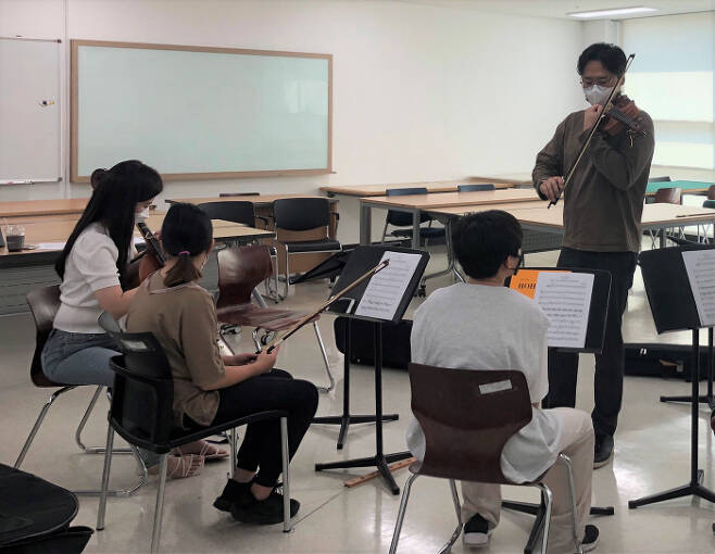 서초구 관내 학생들이 ‘서초음악꿈나무 악기교육 아카데미’에서 바이올린 수업을 받고 있다. 서초구 제공