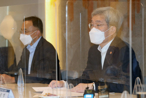 고승범 금융위원장(오른쪽)이 27일 서울 중구 은행연합회에서 열린 ‘경제·금융시장 전문가 간담회’에서 발언하고 있다. 금융위 제공