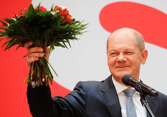 올라프 숄츠 독일 사회민주당 총리 후보가 27일(현지시간) 베를린 사민당 당사에서 총선 원내 진출 1위를 축하하고 있다. 베를린|로이터연합뉴스