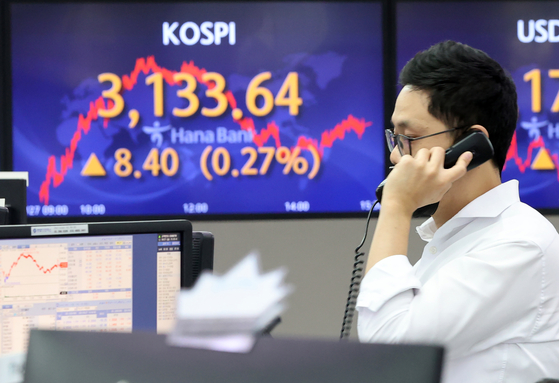 A screen in the Hana Bank's trading room in central Seoul shows the Kospi closing at 3,133.64 points on Monday, up 8.4 points, or 0.27 percent, from the previous trading day. [YONHAP]