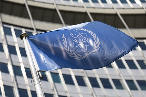 In this June 7 file photo, the flag of the International Atomic Energy Agency (IAEA) waves at the entrance of the Vienna International Center in Vienna. [AP/LISA LEUTNER/YONHAP]