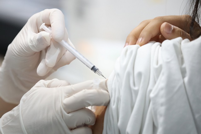 지난 7일 오후 서울 마포구민체육센터에 마련된 코로나19 예방접종센터에서 의료진이 화이자 백신을 접종하고 있다. 연합뉴스