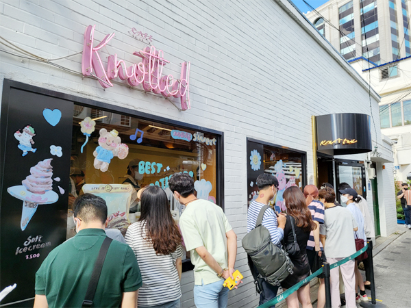서울 종로구 북촌에 위치한 카페 노티드 안국점 앞에 도넛을 사기 위해 사람들이 줄을 서 있는 모습. [김효혜 기자]