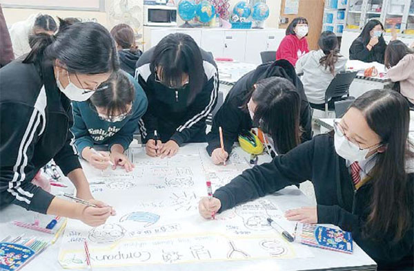 인천 명신여고에서 지식재산일반 교과 수업을 통해 학생들이 발명 활동을 하고 있다.