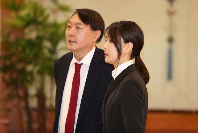 윤석열 전 검찰총장과 배우자 김건희(오른쪽)씨. 뉴시스