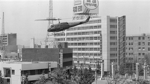 1980년 5·18 광주 민주화 운동 당시 전일 빌딩 주변을 선회하는 헬기. 연합뉴스