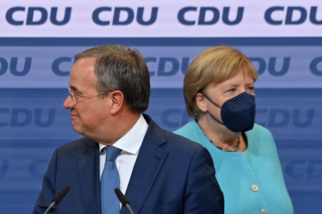 아르민 라셰트(왼쪽) 독일 기독민주당(CDU)·기독사회당(CSU) 연합 총리 후보와 앙겔라 메르켈 독일 총리가 26일(현지시간) 연방의원 총선거 출구조사 결과 발표 후 베를린 기민당 당사에 나란히 도착했다./AFP연합뉴스