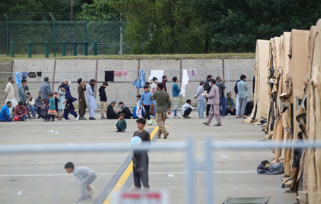 탈레반이 장악한 아프가니스탄을 탈출한 난민들이 8월 26일(현지시간) 유럽 내 최대 미국 공군 기지인 독일 람슈타인 기지에 임시 수용돼 생활하는 모습/연합뉴스