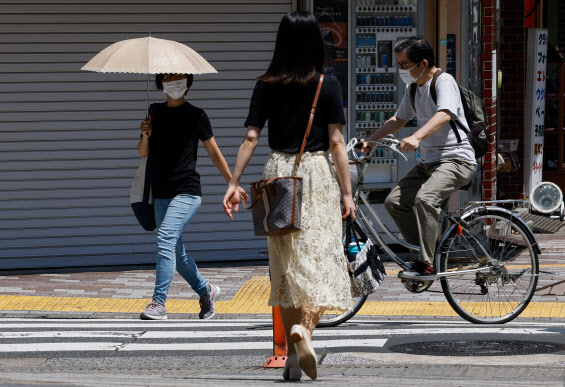 마스크를 쓰고 있는 일본 도쿄 시민들(사진=AFP)