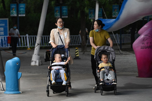 아이를 데리고 산책에 나선 베이징 시민(사진=AFP)
