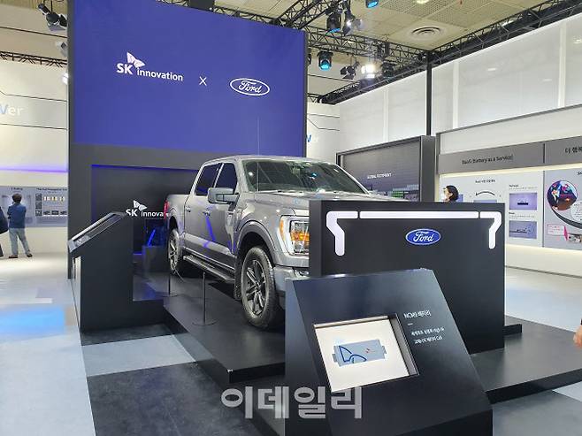 지난 6월9일 서울 삼성동 코엑스에서 열린 ‘인터배터리 2021’ SK이노베이션 부스에 전시된 픽업트럭 ‘F-150’. 전기차 F-150엔 SK이노베이션 배터리가 탑재될 예정이다. (사진=경계영 기자)