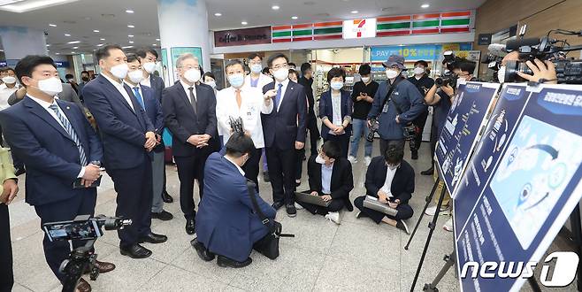 이재명 더불어민주당 대선 예비후보가 28일 오전 인천 동구 인천광역시의료원을 방문해 병원 관계자로부터 설명을 듣고 있다. 2021.9.28/뉴스1 © News1 임세영 기자