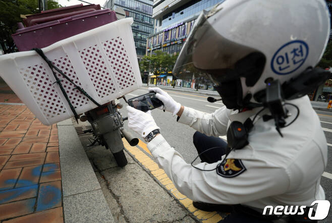 경찰이 28일 인천시 연수구 송도동에서 봉인이 떨어진 번호판을 부착한 이륜차를 단속하고 있다.  2021.9.28/뉴스1 © News1 정진욱 기자