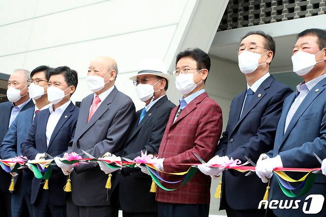 28일 경북 구미에서 열린 박정희대통령역사자료관 개관식에서 이철우 경북지사와 장세용 구미시장, 구자근 국민의힘 의원 등 내빈들이 테이프컷팅을 하고 있다. 2021.9.28/뉴스1 © News1 정우용 기자