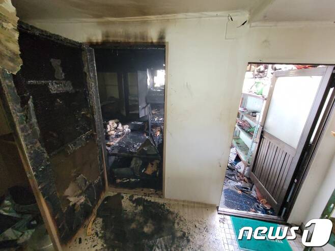 28일 오전 10시 52분쯤 대구시 북구 대현로에 있는 한 주택 1층에서 원인을 알 수 없는 불이 났다.(대구소방본부 제공)© 뉴스1