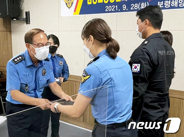 김병로 중부해경청장이 28일 보령해양경찰서에서 직원들에게 표창을 수여하고 있다. (중부해경청 제공)© 뉴스1