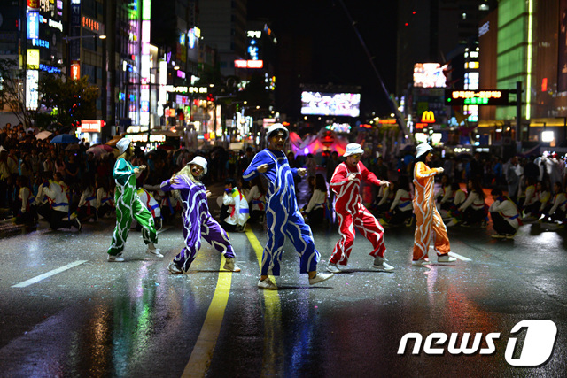 지난 2018년 열린 천안흥타령춤축제 거리댄스퍼레이드 모습(천안시 제공)© 뉴스1