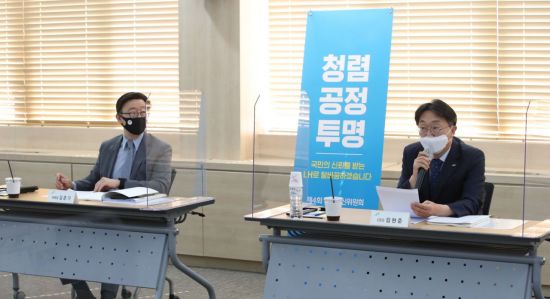김현준 LH 사장(오른쪽)과 김준기 LH 혁신위원회 위원장이 지난 7월 23일 서울지역본부에서 열린 ‘제4차 LH 혁신위원회’를 주재하고 있는 모습.