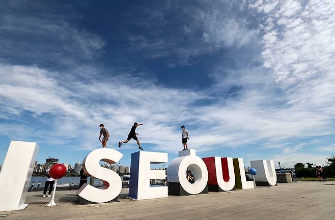 극심한 전력난으로 중국 공장들이 멈춰선 요즘, 서울 하늘은 맑고 푸른 가을 날씨를 되찾았다. 사진은 지난 26일 여의도 한강공원에서 놀고 있는 어린이들./연합뉴스