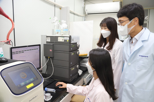 김용삼 생명연 박사(진코어 대표)가 연구실에서 차세대 유전자 치료 시대를 열어갈 초소형 유전자가위인 '크리스퍼-Cas12f1'에 대한 실험을 하고 있다.



생명연 제공