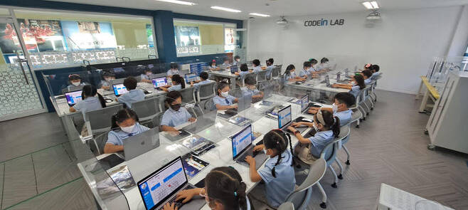 청원초 학생들이 스마트 교실 환경에서 맥북을 이용해 SW교육을 하고 있다.