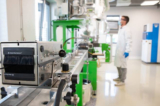 러시아 옥시알 연구원이 탄소나노튜브(CNT) 생산 과정을 살펴보고 있다<사진=옥시알아시아퍼시픽>