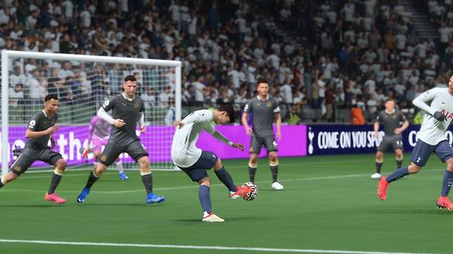 공을 감아차는 모습