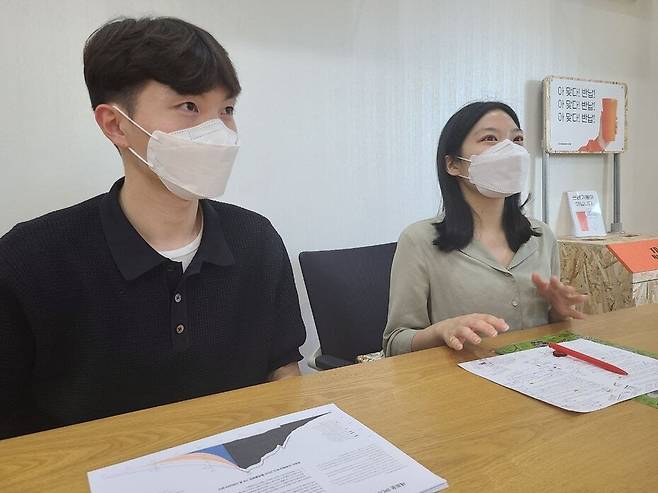 노건우 1.5도클럽 활동가와 현유정 빅웨이브 활동가가 지난 15일 서울 마포구 한겨레신문사에서 ‘2040 기후중립 시나리오’를 설명하고 있다.