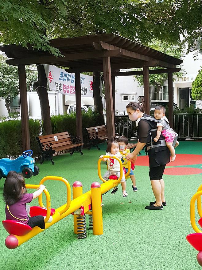 바깥놀이를 하며 놀이터에서 시소 타기