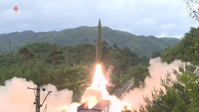 지난 15일 북한이 열차에서 탄도미사일을 발사하는 장면. 조선중앙통신 연합뉴스