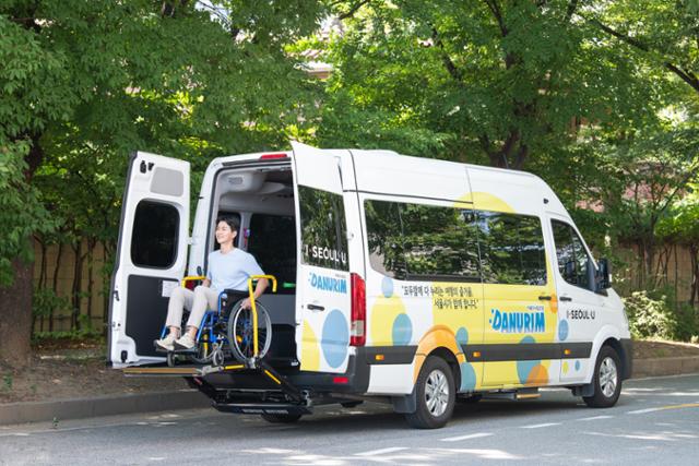 관광 약자의 여행 편의를 위해 휠체어 리프트를 장착한 '서울다누림 미니밴'. 서울관광재단 제공