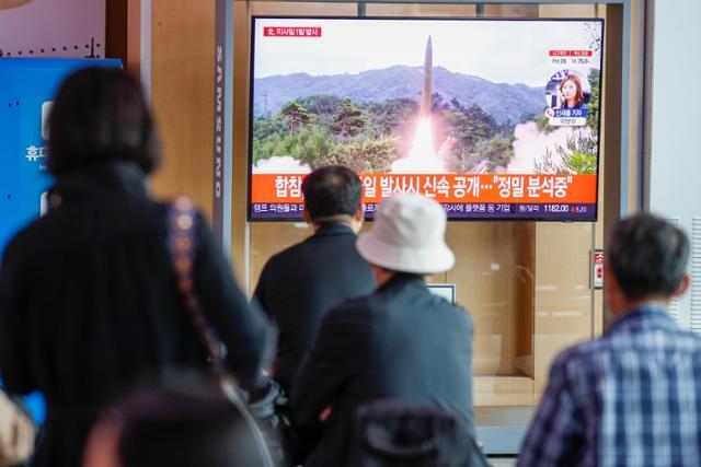 28일 서울역에서 시민들이 북한 단거리 미사일 발사 관련 뉴스를 시청하고 있다. 뉴스1