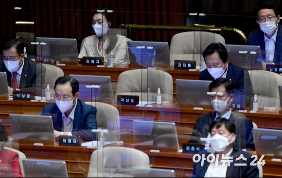 28일 서울 여의도 국회에서 열린 본회의에서 '아들 50억 퇴직금' 논란으로 국민의힘을 탈당한 곽상도 의원의 자리가 비어 있다.