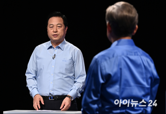 더불어민주당 김두관 대선 경선 후보(왼쪽)와 이재명 후보가 지난 14일 오후 서울 마포구 상암동 MBC 사옥에서 열린 MBC 100분 토론에 참석해 리허설을 하고 있다.