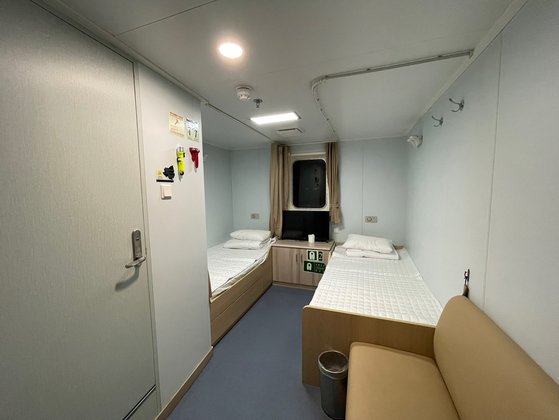 싱글 침대 두 개와 화장실, 쇼파가 갖춰진 2인실 객실. 최승표 기자