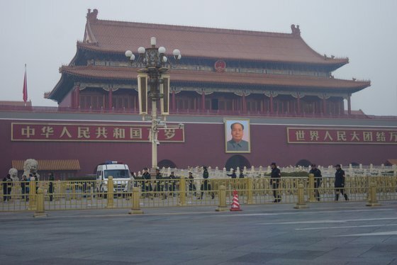 스모그로 뿌옇게 변한 중국 베이징 천안문 광장. 강찬수 기자