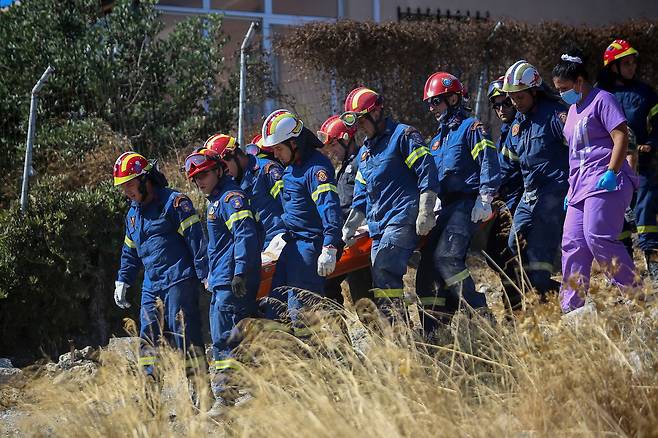 그리스 크레타 섬 구조대원들이 27일 지진피해가 심한 아르칼로호리 마을에서 부상자를 구조하고 있다. 신화=연합뉴스