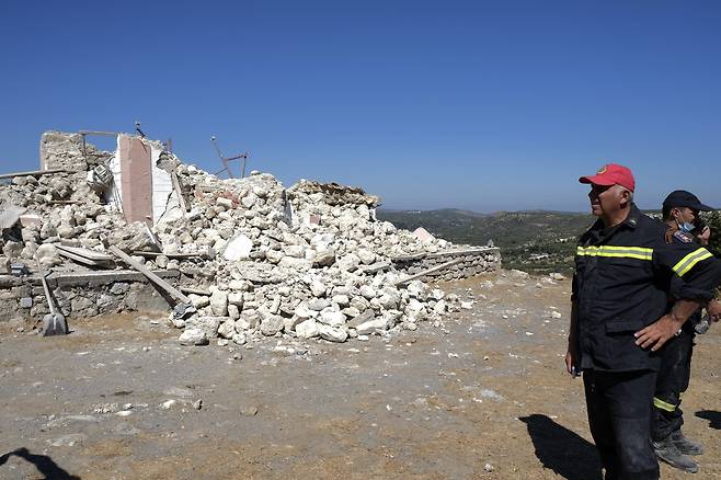 크레타 이라클리온 남쪽의 작은 마을 아르칼로호리의 지진 피해 현장. 그리스정교 교회가 형체를 알아보기 힘들게 붕괴됐다. AP=연합뉴스