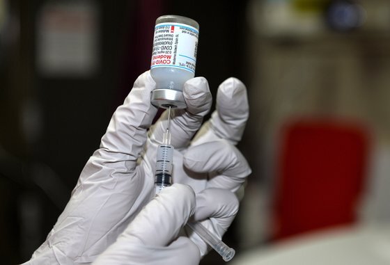 한 병원에서 의료진이 모더나 백신을 준비하고 있다. [프리랜서 김성태]