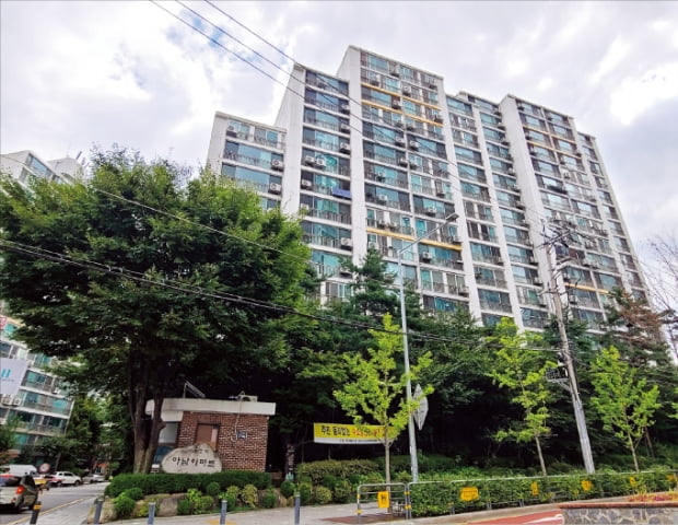 서울 강동구에서 리모델링을 추진하는 아파트가 늘어나고 있다. 리모델링 안전진단을 최근 통과한 고덕동 ‘고덕아남’ 아파트.  장현주  기자