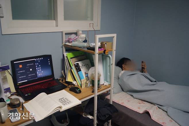 23일 대학생 한모씨가 온라인 수업 쉬는시간에 침대에 누워 있다. 김혜리 기자