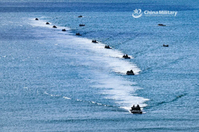 중국 인민해방군이 수륙양용 장갑차를 이용해 해상 훈련을 하고 있다. 중국 국방부 홈페이지 캡쳐