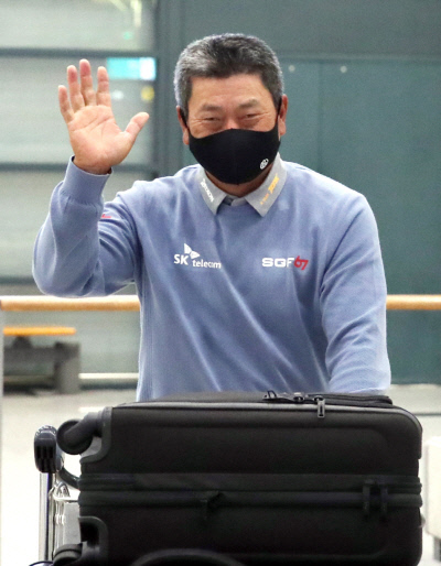 한국인 최초로 미국프로골프 챔피언스 투어 대회에서 우승한 최경주가 28일 인천공항을 통해 귀국하고 있다.  스포티즌 제공