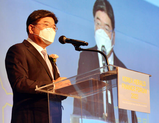 National Pension Service Chairman and Chief Executive Officer Kim Yong-jin delivers a keynote speech during The Korea Herald Finance and Investment Forum held in Seoul, Tuesday. (Park Hyun-koo/The Korea Herald)
