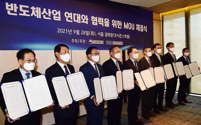 Chip industry executives and Trade Minister Moon Sung-wook hold a meeting to mark the launch of a new consulative body on the industry at the Four Seasons Hotel in central Seoul on Tuesday. (Yonhap)