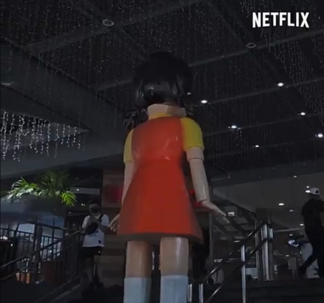 필리핀의 한 쇼핑몰 앞에 3m가량의 대형 술래 인형이 설치됐다. 트위터 캡쳐.