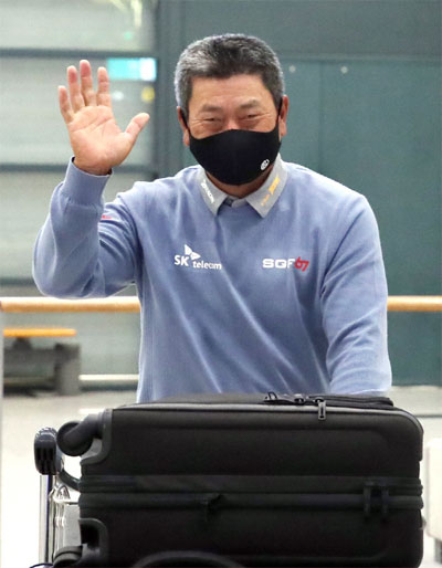 한국인 최초로 미국프로골프(PGA) 챔피언스 투어 대회에서 우승한 최경주가 28일 오전 인천공항을 통해 귀국했다. [사진 제공 = 스포티즌]