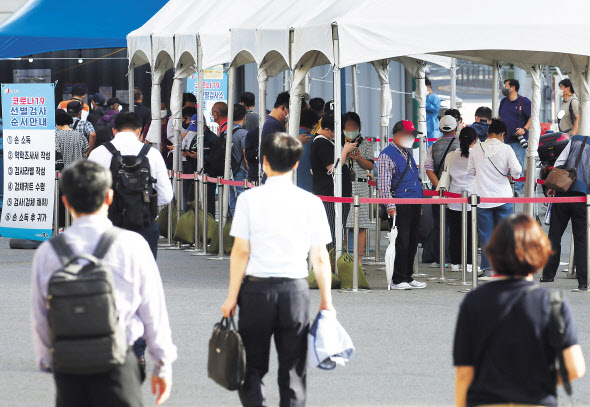 6일 오전 서울역 중구임시선별검사소를 찾은 시민들이 코로나19 진단 검사를 받기 위해 대기하고 있다. [연합]